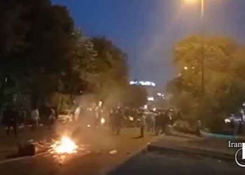 سی و چهارمین روز قیام سراسری در ایران - تجمع خانواده زندانیان اوین در مقابل زندان