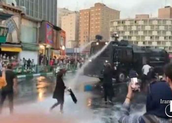 گزارش یکی از معترضان در خیابان ولیعصر تهران - «از میدان انقلاب تا انقلاب»