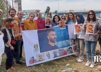 زندان لاکان رشت، تجمع علیه احکام اعدام در مقابل زندان