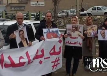 تجمع اعتراضی خانواده های زندانیان سیاسی محکوم به اعدام در مقابل زندان اوین