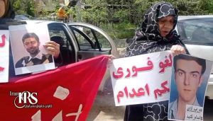 تجمع خانواده های زندانیان سیاسی محکوم به اعدام در مقابل زندان اوین