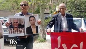 تجمع خانواده های زندانیان سیاسی محکوم به اعدام در مقابل زندان اوین