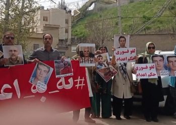 تجمع جمعی از خانواده‌های زندانیان سیاسی در مقابل زندان اوین