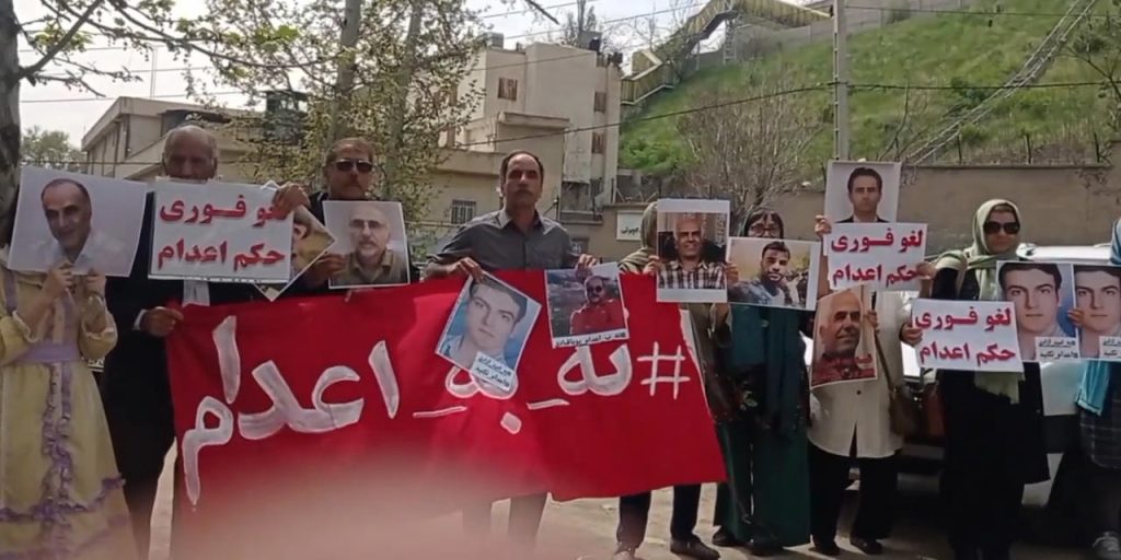 تجمع جمعی از خانوادههای زندانیان سیاسی در مقابل زندان اوین
