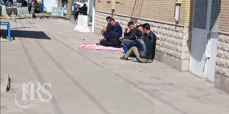 ادامه تحصن خانواده حمید حسین نژاد حیدرانلو مقابل زندان ارومیه در اعتراض به حکم اعدام