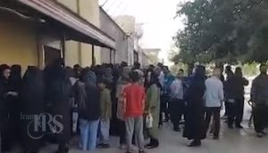 تجمع اعتراضی خانواده‌ها مقابل زندان دیزل آباد کرمانشاه در پی تعطیلی ناگهانی کارگاه‌ها و بلاتکلیفی زندانیان