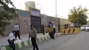 تجمع اعتراضی خانواده‌ها مقابل زندان دیزل آباد کرمانشاه در پی تعطیلی ناگهانی کارگاه‌ها و بلاتکلیفی زندانیان