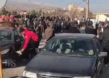 گسترش اعتراضات سراسری در ده‌ها شهر ایران