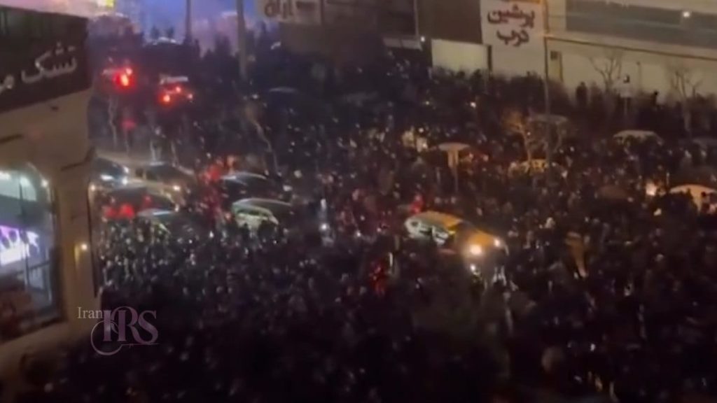 گسترش اعتراضات شبانه در دهها شهر ایران