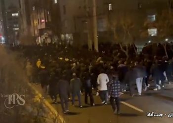 اوج‌گیری اعتراضات در شهرهای ایران؛ از تهران و کرج تا اهواز و تبریز