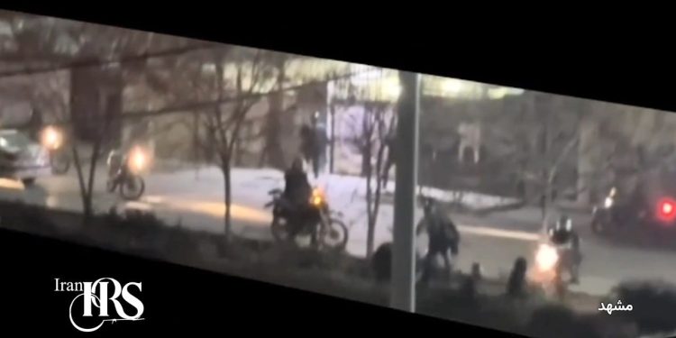 فیلم شلیک از فاصله یک متری به معترضان در مشهد؛ سندی دیگر از سرکوب خونین اعتراضات سراسری ۱۴۰۴ + عکس‌ها