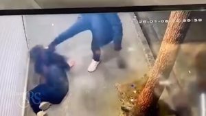 فیلم تکان دهنده حمله وحشیانه بسیجی‌های قمه بدست به دختر معترض و قمه زدن به سر او
