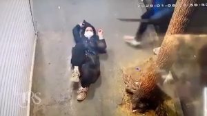 ویدیویی تکان‌ دهنده از اعتراضات سراسری ۱۴۰۴ نشان می‌دهد مأموران سرکوبگر و نیروهای لباس شخصی با ضربات مستقیم و کشنده به یک دختر غیرمسلح حمله می‌کنند
