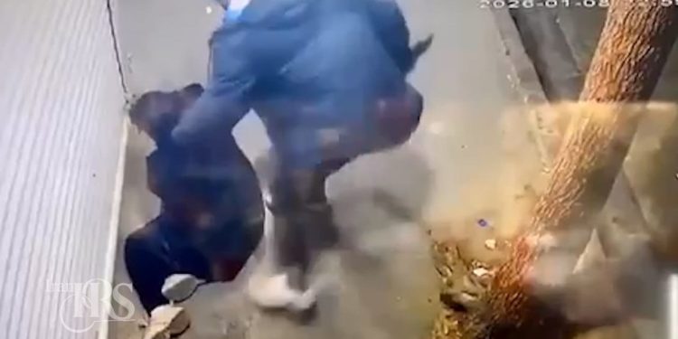 ویدیویی تکان‌ دهنده از اعتراضات سراسری ۱۴۰۴ نشان می‌دهد مأموران سرکوبگر و نیروهای لباس شخصی با ضربات مستقیم و کشنده به یک دختر غیرمسلح حمله می‌کنند