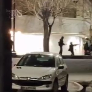 فیلم شلیک بی‌محابای تیر مستقیم جنگی پاسداران و لباس شخصی‌ها به مردم در اعتراضات سراسری ۱۴۰۴