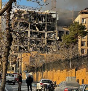سیوسومین روز جنـگ؛ ادامه بمباران شهرها