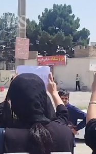 زندان قزلحصار؛ هفتمین روز اعتصاب غذای زندانیان واحد ۲ با حمایت خانوادهها و شعار «حق جوانان ایران زندان و اعدام نیست»