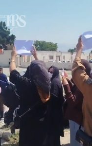 زندان قزلحصار؛ هفتمین روز اعتصاب غذای زندانیان واحد ۲ با حمایت خانوادهها و شعار «حق جوانان ایران زندان و اعدام نیست»