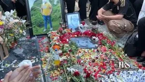 چهلم عارف خوشکار در بهشت‌زهرا؛ «این گل پرپر شده، هدیه به میهن شده»