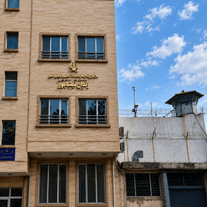 زندان نیشابور؛ ۷۰۰ زندانی در ساختمان فرسوده، کف‌خوابی و بحران غذا و بهداشت